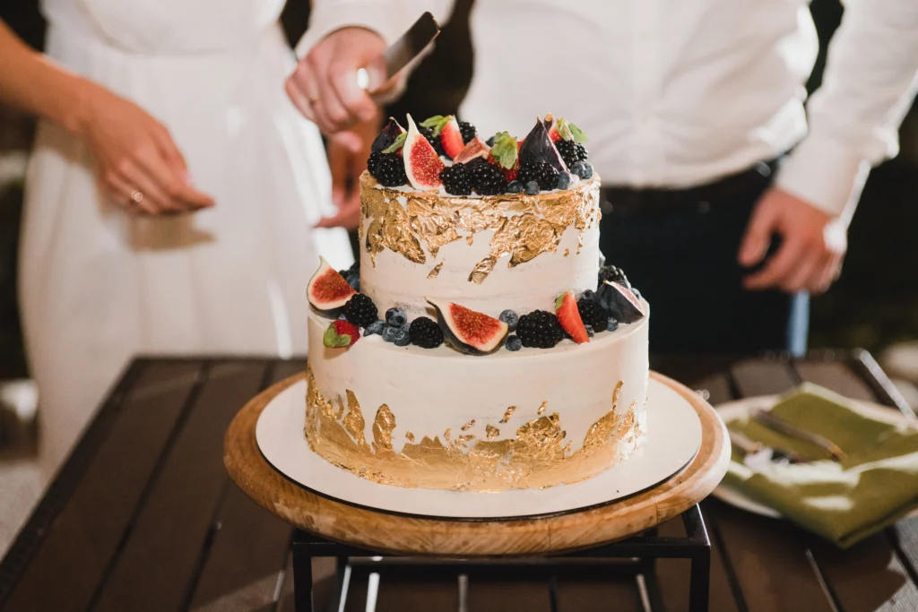 This chic and stylish modern wedding cake features clean lines and a minimalist design, perfect for contemporary weddings. The cake showcases smooth fondant icing with subtle geometric patterns and is elegantly adorned with fresh flowers for a touch of natural beauty. The sleek design and sophisticated aesthetic make this cake a stunning centerpiece for any modern wedding celebration.